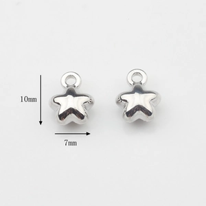 Vista detallada de mini dijes de estrella plateada 10mm x 7mm para creación de joyas DIY