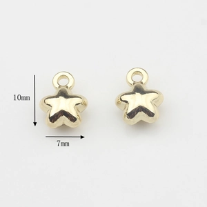 Detalle de dijes de estrella dorados de 10mm x 7mm con aro para creación de joyas