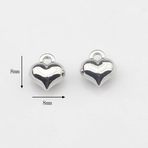 Detalle de colgantes de corazón plateado con medidas de 8mm para joyería DIY