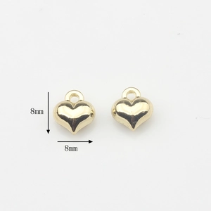 Detalle de mini colgantes de corazón en aleación dorada de 8 mm con acabado pulido para DIY