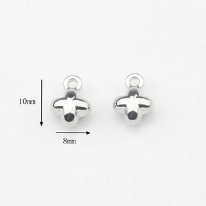 Vista detallada de dos dijes de cruz plateados de 10x8mm para joyería DIY y aretes