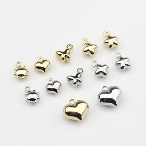 Mini colgantes pulidos de aleación en forma de corazón y estrella para joyería DIY en oro y plata
