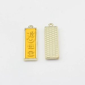 Vue détaillée de caractères chinois Zhao Cai Jin Bao sur des pendentifs en émail jaune