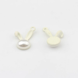 Détail de breloques oreilles de lapin avec perles blanches pour bijoux faits main