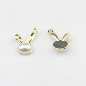 Détails de pendentifs oreilles de lapin avec base en métal doré et perle blanche incrustée
