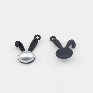 Détails de breloques lapin avec finition perle et oreilles noires pour bijoux DIY