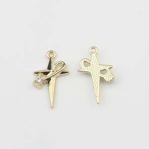 Détail macro de breloques étoiles dorées avec cristaux pour la création de bijoux