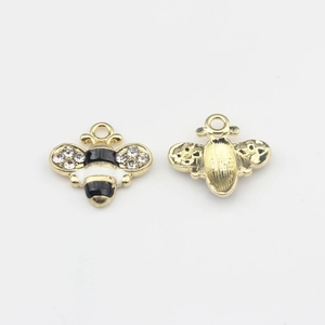 Vue macro d'un pendentif abeille avec ailes en cristal et émail pour bijoux DIY