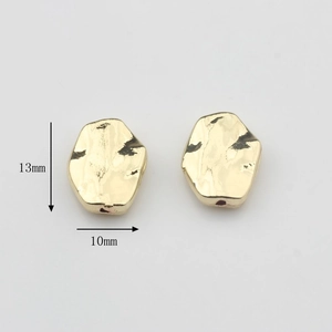 Detalle de cuentas de metal martillado dorado de 13 mm para joyería artesanal