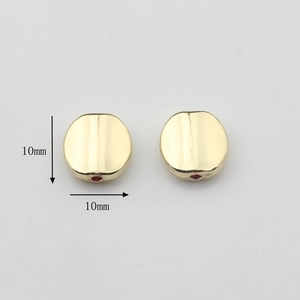 Primer plano de cuentas redondas planas de metal dorado de 10mm con agujero para joyería DIY