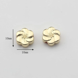 Primer plano de cuentas de flores doradas de 10mm para joyería DIY con pétalos grabados