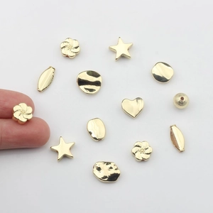 Set de cuentas de aleación dorada con formas de corazón, estrella y flor para joyas