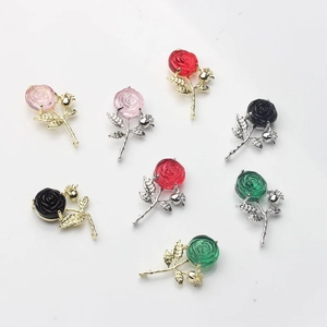 Pendentifs roses élégants en résine et zircon, disponibles en rouge, rose, noir et vert