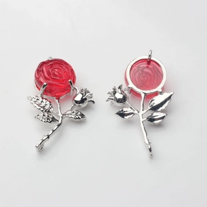 Vues détaillées recto et verso de pendentifs roses en alliage avec zircon rouge et métal