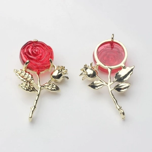Détail du pendentif rose rouge avec feuilles dorées et vue arrière de la boucle d'attache