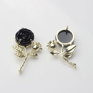 Détails de l'avant et de l'arrière du pendentif rose noire avec cadre en alliage doré