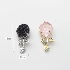 Rosenblüten-Anhänger aus Legierung mit Zirkon-Inlay in Pink und Schwarz 35x15mm