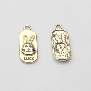 Détail macro du pendentif lapin en alliage avec gravure LUCK pour bijoux DIY