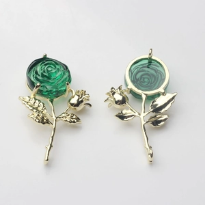 Détail d'un pendentif rose vert émeraude avec alliage doré pour bijoux personnalisés
