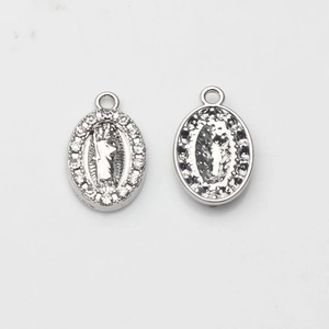 Detailweergave voor- en achterkant van zilveren ovale Maria hanger met kristallen halo