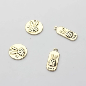 Pendentifs lapin dorés de formes rondes et ovales avec gravure LUCK pour création bijoux