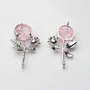 Vue détaillée avant et arrière d'un pendentif rose avec des détails de feuilles d'argent
