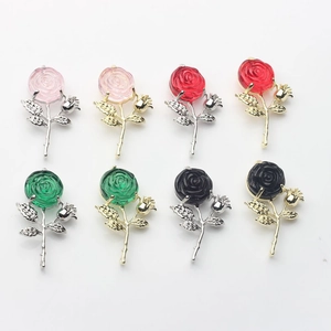Lot de huit breloques roses en alliage avec zircons pour la création de bijoux DIY et pendentifs