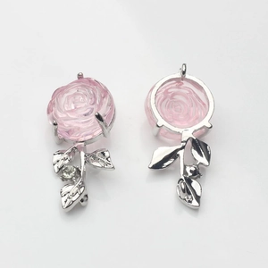 Detailansicht der Vorder- und Rückseite von Rosa Rosenanhänger mit silbernem Stiel
