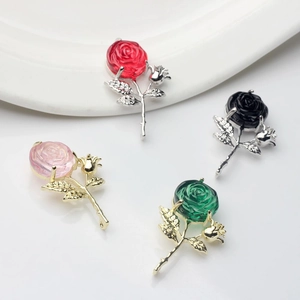 Pendentif rose en alliage avec zircons pour bijoux en quatre couleurs élégantes