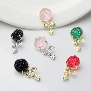 Elegante Rosenanhänger mit Kristallen und Metallblattfassungen in mehreren Farben