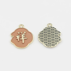 Detail eines Goldlegierung-Anhängers mit rotem Emaille und chinesischem Schriftzeichen für DIY