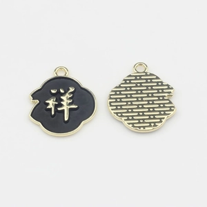 Detail der Ruyi-Wolken-Anhänger im chinesischen Stil mit goldenem Xiang-Zeichen und Emaille