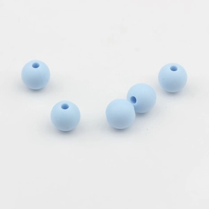 Primer plano de cuentas de silicona de 9mm azul cielo mate para manualidades y joyas