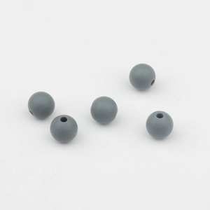 Primer plano de cinco cuentas de silicona gris oscuro mate de 9mm para joyería artesanal DIY