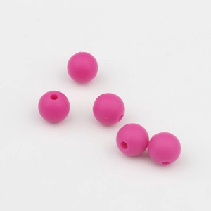 Detalle de cinco cuentas redondas de 9mm de silicona rosa fucsia con agujero para DIY