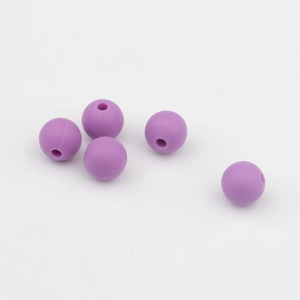 Detalle de cuentas de silicona violeta de 9mm de grado alimenticio con acabado mate DIY