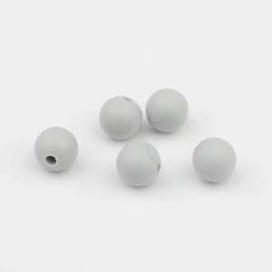 Vista macro de cuentas de silicona gris de 9mm de grado alimenticio para joyas DIY