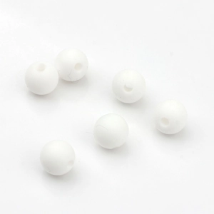 Vista macro de seis cuentas blancas de silicona de 9mm para creación de joyas DIY