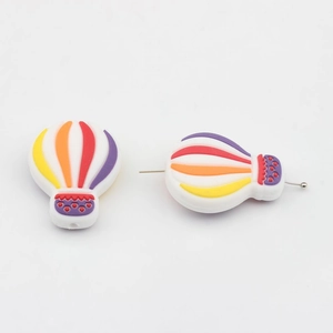 Detalle de cuentas de silicona con forma de globo colorido mostrando el orificio
