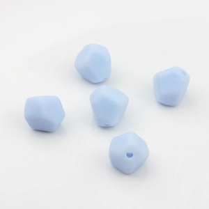 Primer plano de cuentas geométricas de silicona azul claro para mordedores de bricolaje