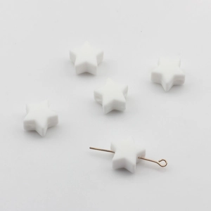 Détail macro de perles en silicone en forme d'étoile de 14 mm avec trou de perçage