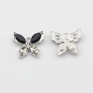 Macro detail van vlinder kristal hangers met voor- en achterkant voor DIY sieraden maken