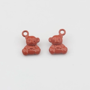 Detailopname van 3D beerhangers van legering met emaille en strik voor DIY-sieraden maken