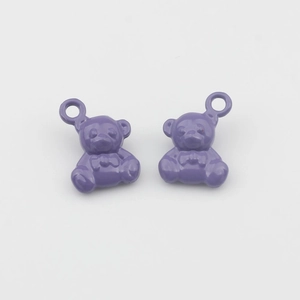 Detail van lila emaille beerhangers met vlinderdas voor DIY-sieraden maken