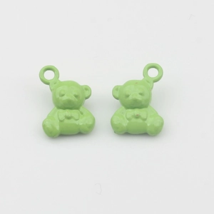 Detail van lichtgroene 3D beer bedeltjes van legering voor DIY sieraden maken