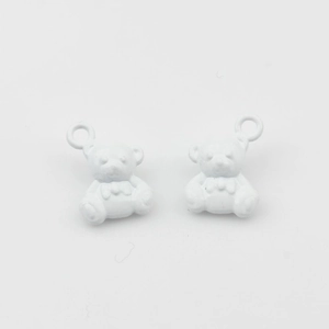 Gedetailleerde weergave van 3D witte emaille beerbedeltjes voor DIY-sieraden
