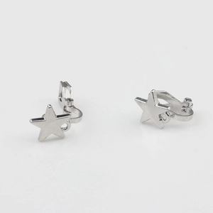 Vue détaillée de boucles d'oreilles clips en étoile argentée pour la création de bijoux
