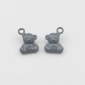 Detailweergave van grijze legering beerhangers met strikken voor DIY sieradenaccessoires
