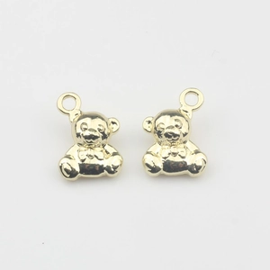 Macro-opname van gouden 3D-beerhangers van legering voor het maken van DIY-sieraden