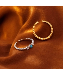 Detail eines Vintage-Silberrings mit Türkis, Zirkonen und goldenem Perlenband